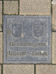907393 Afbeelding van de 'grenstegel' Utrecht-Zuilen in het plaveisel voor het pand Amsterdamsestraatweg 385 te Utrecht.